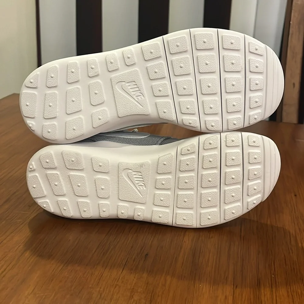Nike Rosherun Roshe One Shoes Sneakers 749427 033 new Youth Boys Girls Size 2.5Y
